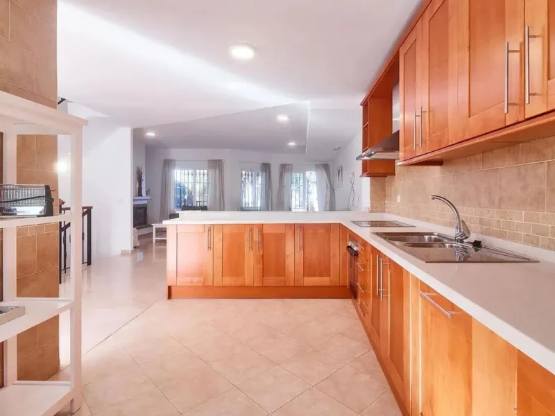 This beautiful semi-detached house with 4 bedrooms, an attic floor, 3 bathrooms and spacious terraces is located in the exclusive Lauro Golf urbanisation, between Alhaurín de la Torre and Alhaurín el Grande.