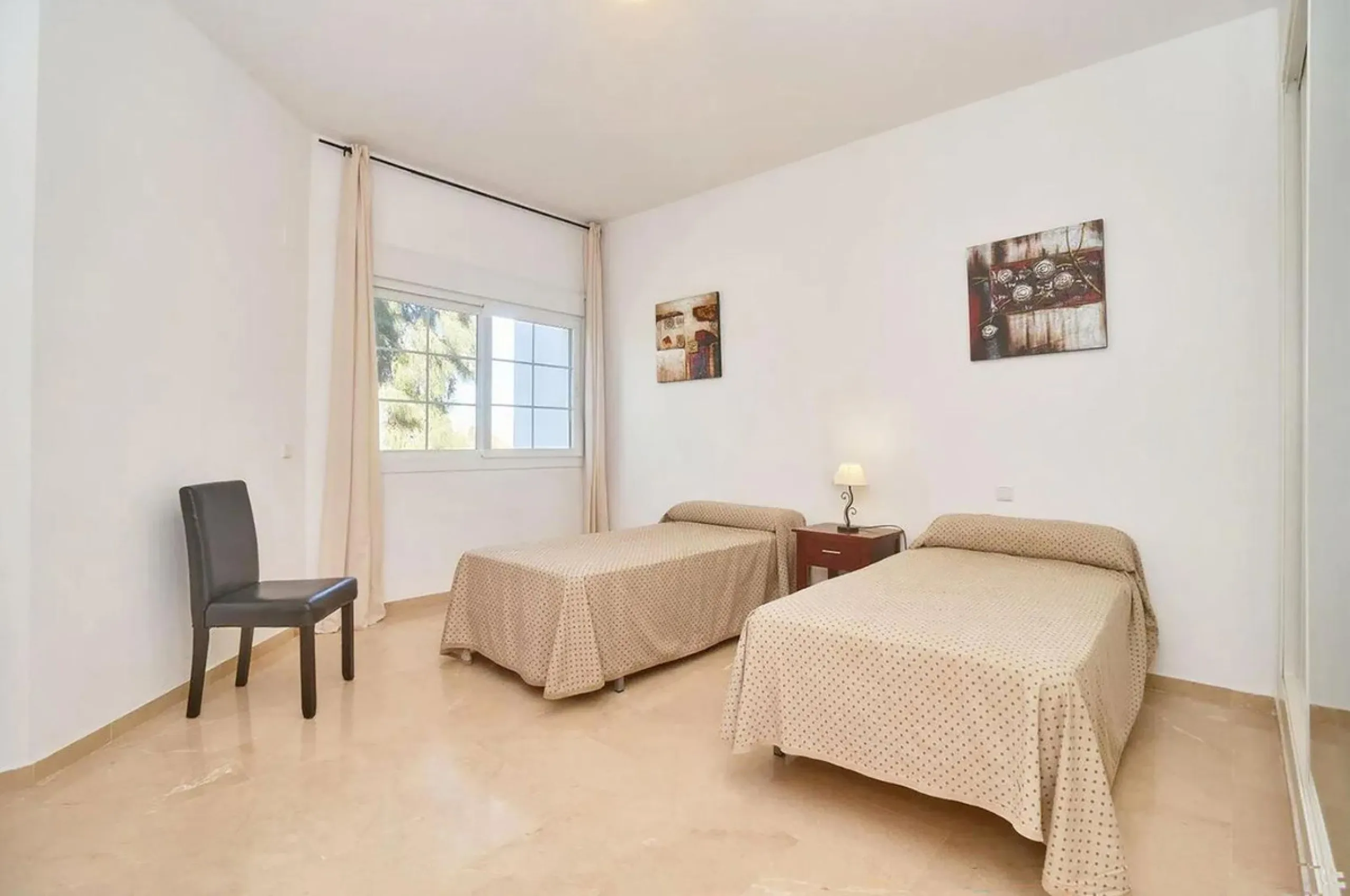 This beautiful semi-detached house with 4 bedrooms, an attic floor, 3 bathrooms and spacious terraces is located in the exclusive Lauro Golf urbanisation, between Alhaurín de la Torre and Alhaurín el Grande.