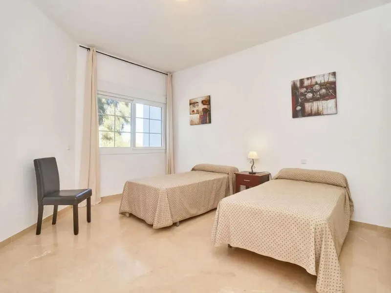 This beautiful semi-detached house with 4 bedrooms, an attic floor, 3 bathrooms and spacious terraces is located in the exclusive Lauro Golf urbanisation, between Alhaurín de la Torre and Alhaurín el Grande.