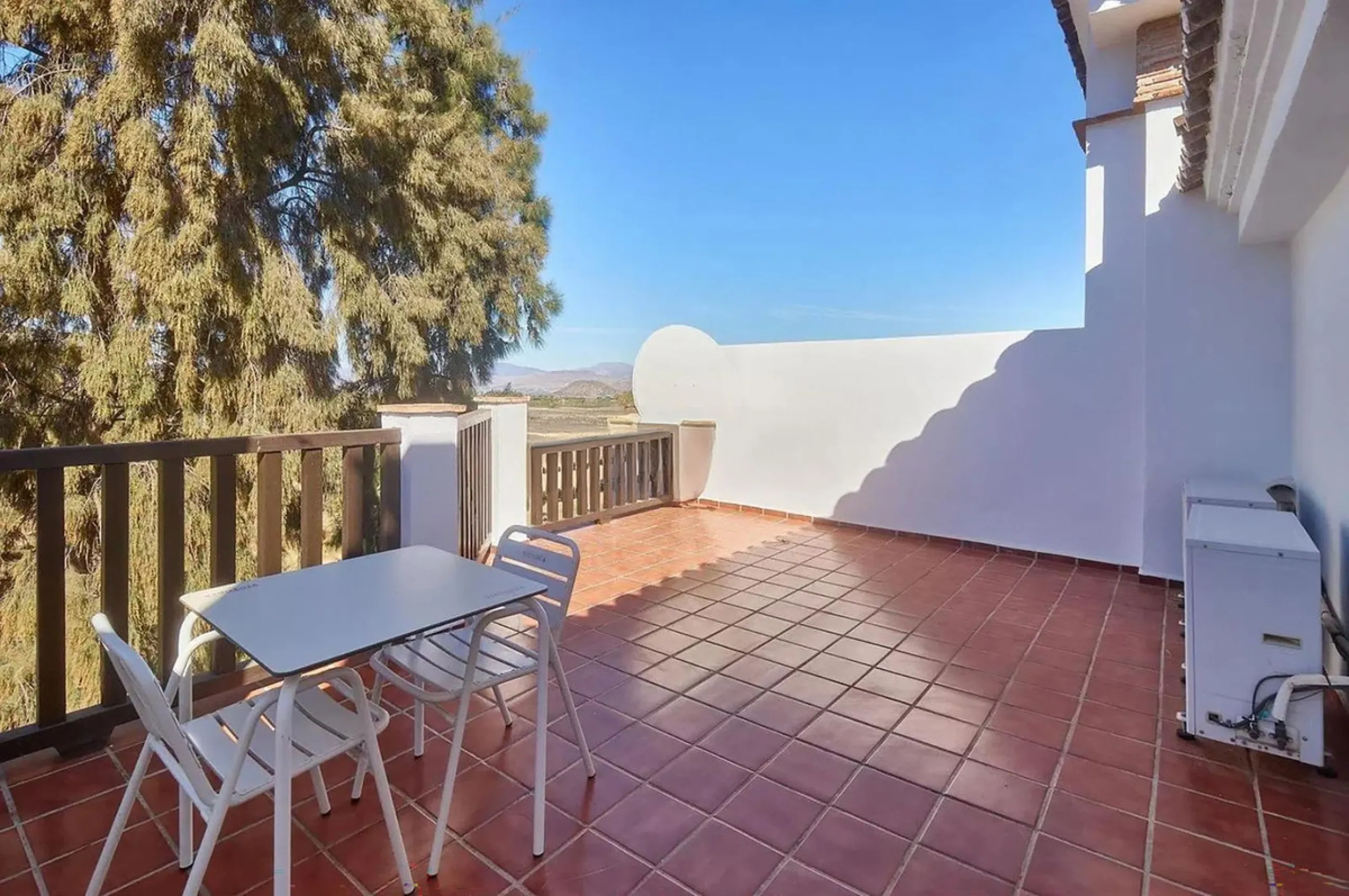 This beautiful semi-detached house with 4 bedrooms, an attic floor, 3 bathrooms and spacious terraces is located in the exclusive Lauro Golf urbanisation, between Alhaurín de la Torre and Alhaurín el Grande.