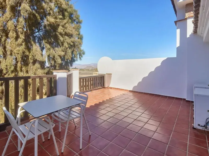 This beautiful semi-detached house with 4 bedrooms, an attic floor, 3 bathrooms and spacious terraces is located in the exclusive Lauro Golf urbanisation, between Alhaurín de la Torre and Alhaurín el Grande.