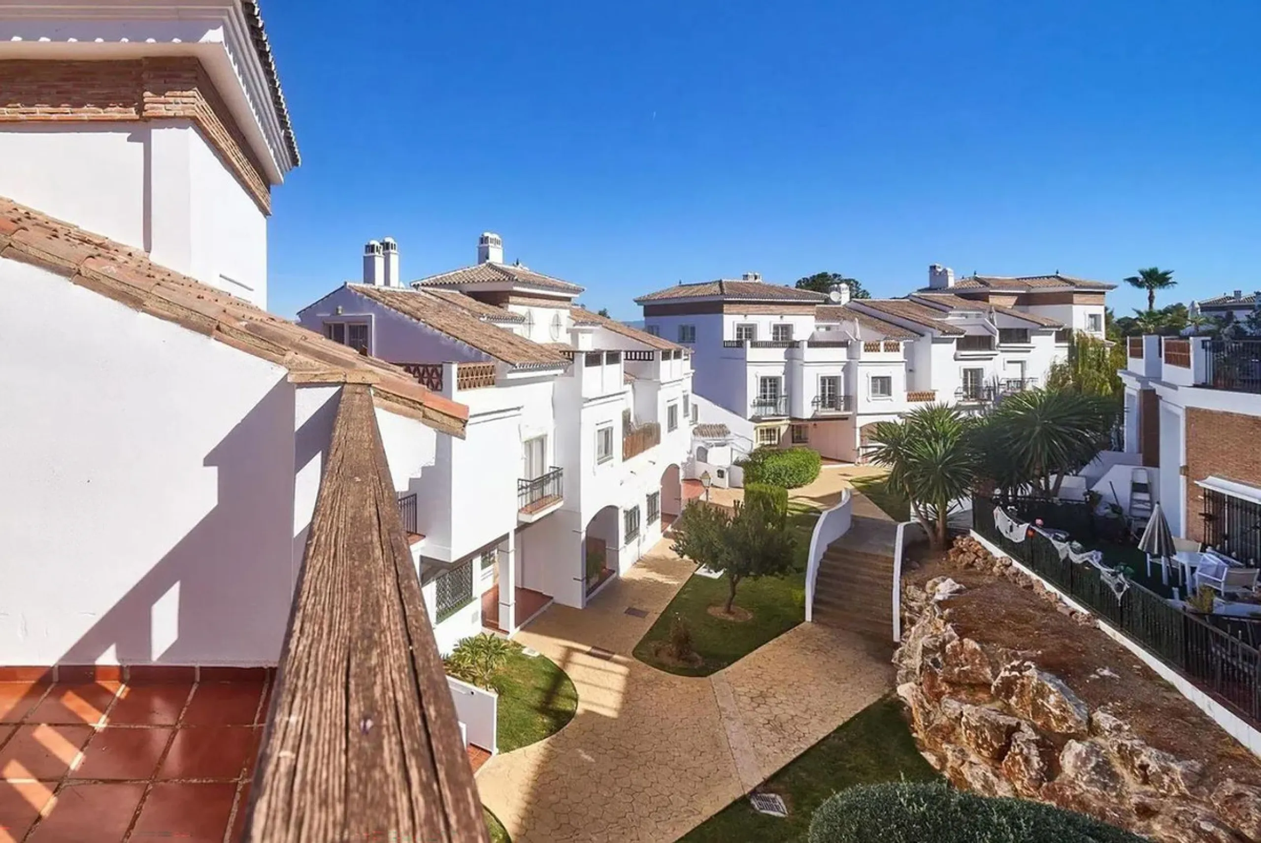 This beautiful semi-detached house with 4 bedrooms, an attic floor, 3 bathrooms and spacious terraces is located in the exclusive Lauro Golf urbanisation, between Alhaurín de la Torre and Alhaurín el Grande.