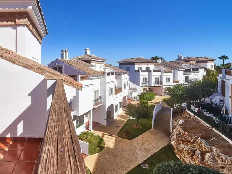 This beautiful semi-detached house with 4 bedrooms, an attic floor, 3 bathrooms and spacious terraces is located in the exclusive Lauro Golf urbanisation, between Alhaurín de la Torre and Alhaurín el Grande.