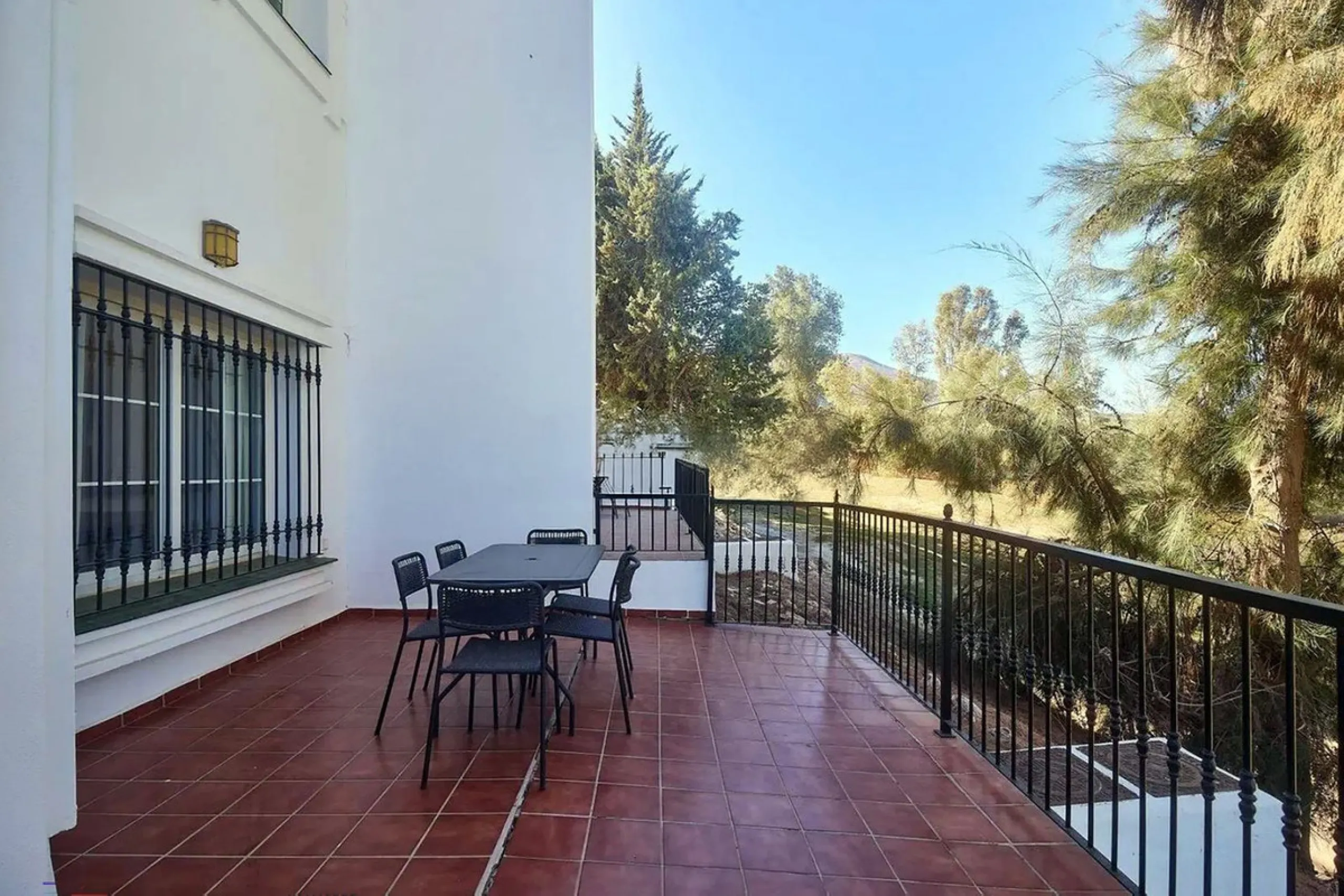 This beautiful semi-detached house with 4 bedrooms, an attic floor, 3 bathrooms and spacious terraces is located in the exclusive Lauro Golf urbanisation, between Alhaurín de la Torre and Alhaurín el Grande.