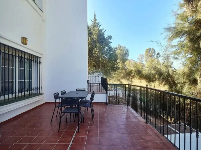 This beautiful semi-detached house with 4 bedrooms, an attic floor, 3 bathrooms and spacious terraces is located in the exclusive Lauro Golf urbanisation, between Alhaurín de la Torre and Alhaurín el Grande.