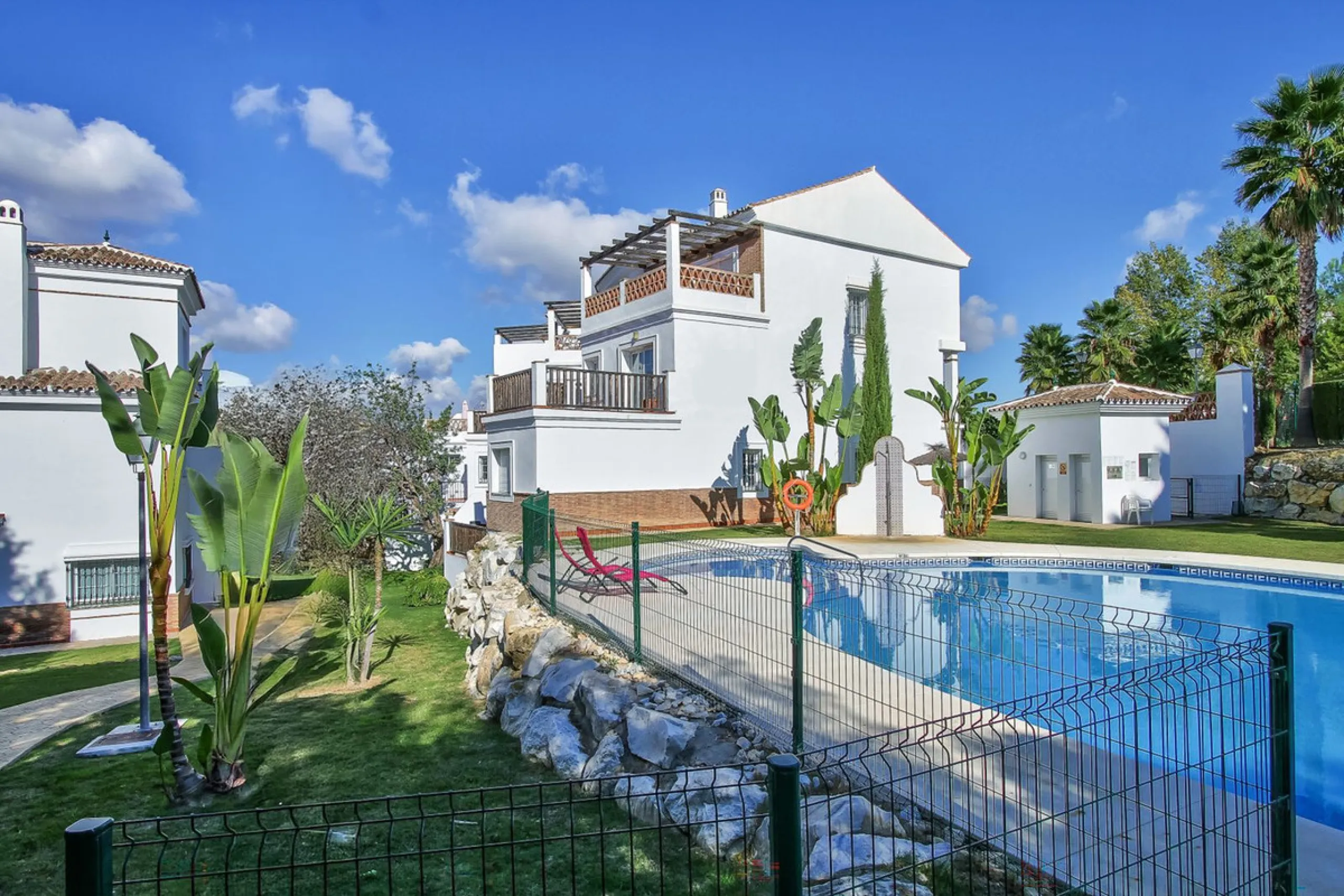This beautiful semi-detached house with 4 bedrooms, an attic floor, 3 bathrooms and spacious terraces is located in the exclusive Lauro Golf urbanisation, between Alhaurín de la Torre and Alhaurín el Grande.