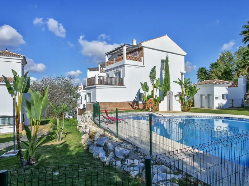 This beautiful semi-detached house with 4 bedrooms, an attic floor, 3 bathrooms and spacious terraces is located in the exclusive Lauro Golf urbanisation, between Alhaurín de la Torre and Alhaurín el Grande.