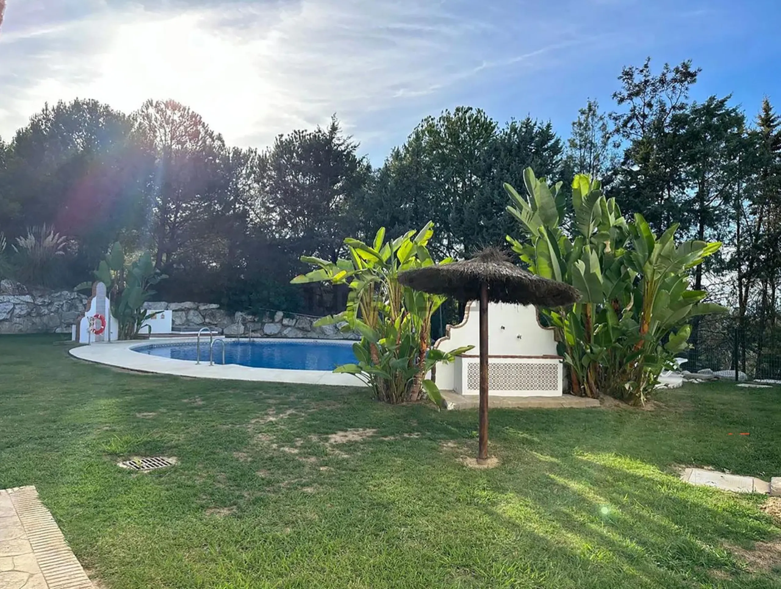 This beautiful semi-detached house with 4 bedrooms, an attic floor, 3 bathrooms and spacious terraces is located in the exclusive Lauro Golf urbanisation, between Alhaurín de la Torre and Alhaurín el Grande.