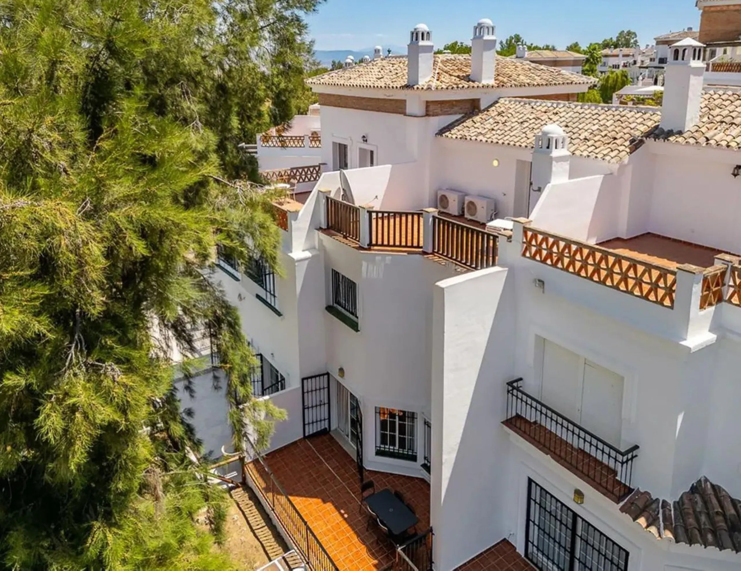 This beautiful semi-detached house with 4 bedrooms, an attic floor, 3 bathrooms and spacious terraces is located in the exclusive Lauro Golf urbanisation, between Alhaurín de la Torre and Alhaurín el Grande.