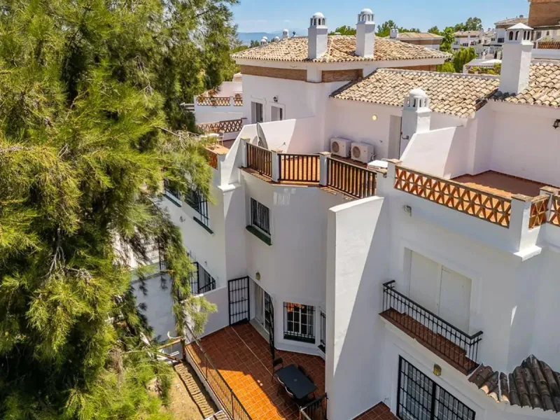 This beautiful semi-detached house with 4 bedrooms, an attic floor, 3 bathrooms and spacious terraces is located in the exclusive Lauro Golf urbanisation, between Alhaurín de la Torre and Alhaurín el Grande.
