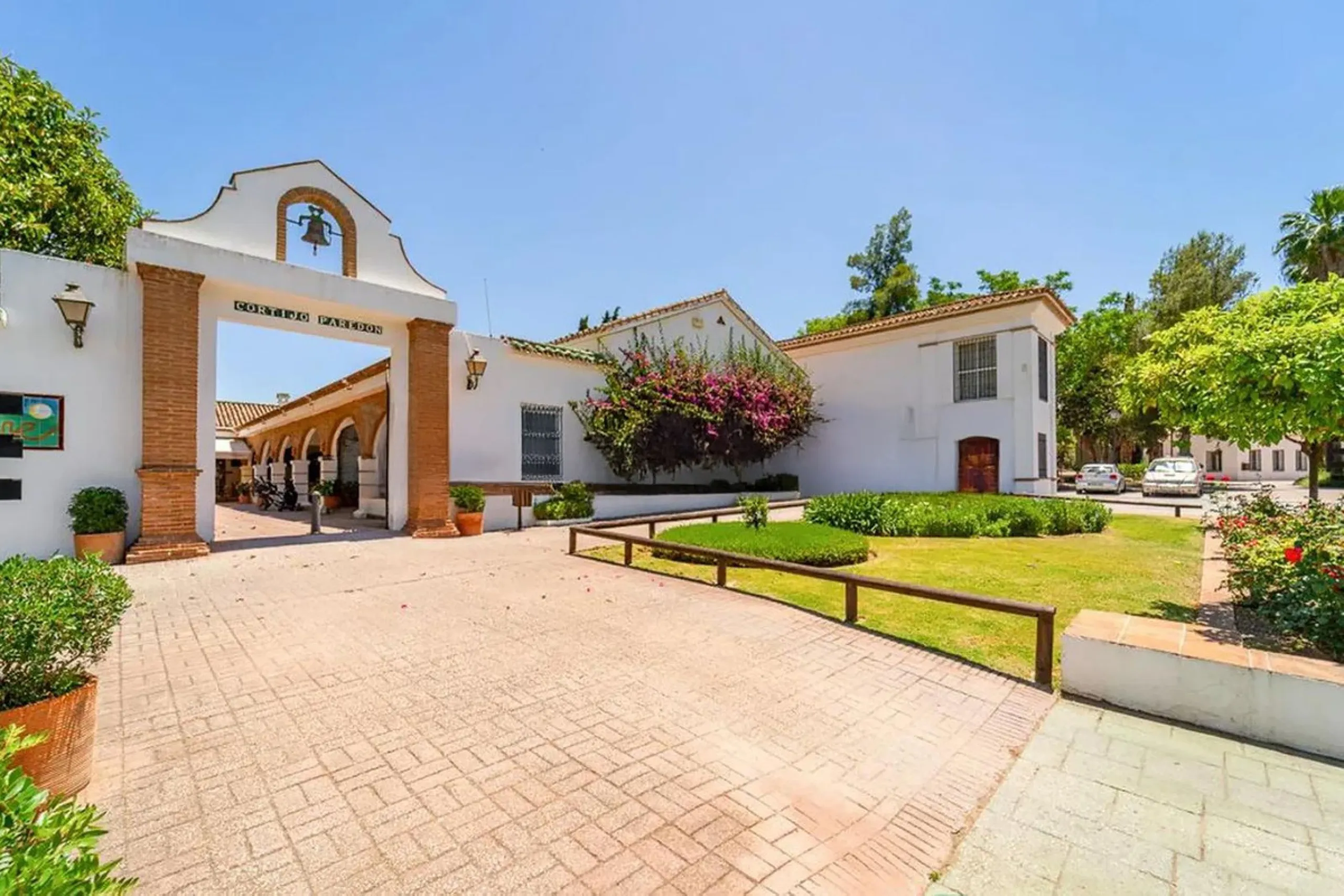 This beautiful semi-detached house with 4 bedrooms, an attic floor, 3 bathrooms and spacious terraces is located in the exclusive Lauro Golf urbanisation, between Alhaurín de la Torre and Alhaurín el Grande.