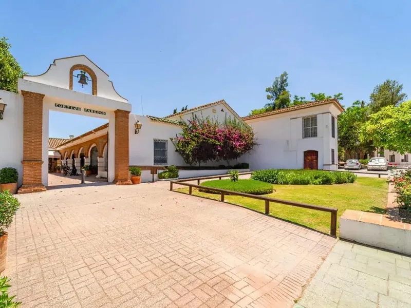This beautiful semi-detached house with 4 bedrooms, an attic floor, 3 bathrooms and spacious terraces is located in the exclusive Lauro Golf urbanisation, between Alhaurín de la Torre and Alhaurín el Grande.