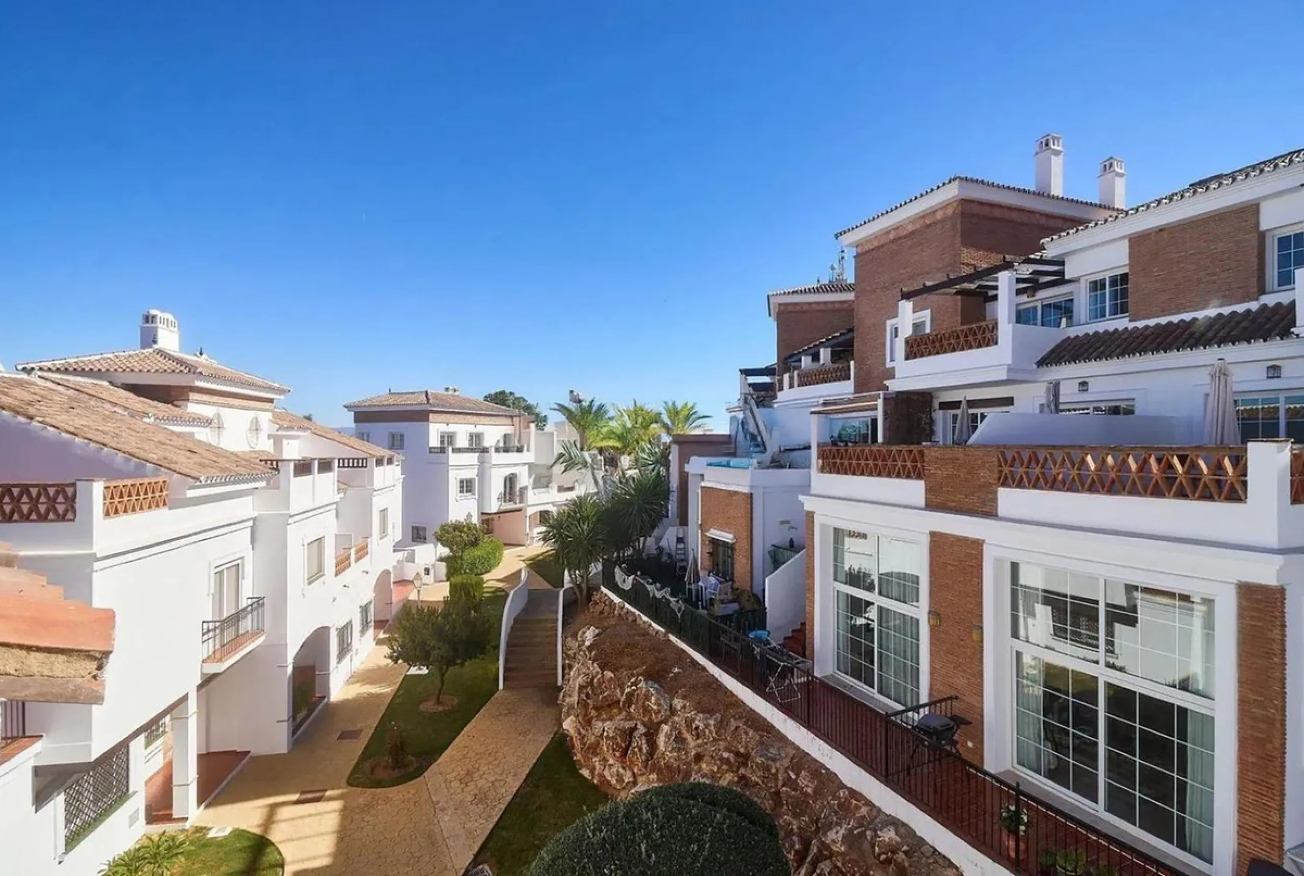 This beautiful semi-detached house with 4 bedrooms, an attic floor, 3 bathrooms and spacious terraces is located in the exclusive Lauro Golf urbanisation, between Alhaurín de la Torre and Alhaurín el Grande.