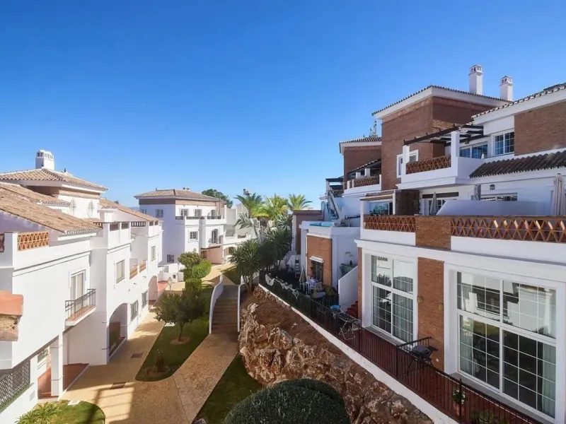 This beautiful semi-detached house with 4 bedrooms, an attic floor, 3 bathrooms and spacious terraces is located in the exclusive Lauro Golf urbanisation, between Alhaurín de la Torre and Alhaurín el Grande.