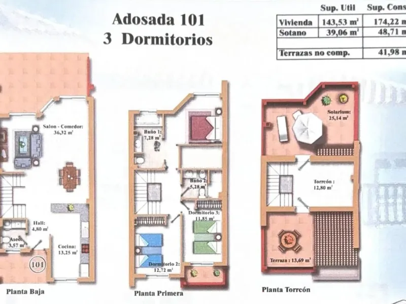 This beautiful semi-detached house with 4 bedrooms, an attic floor, 3 bathrooms and spacious terraces is located in the exclusive Lauro Golf urbanisation, between Alhaurín de la Torre and Alhaurín el Grande.