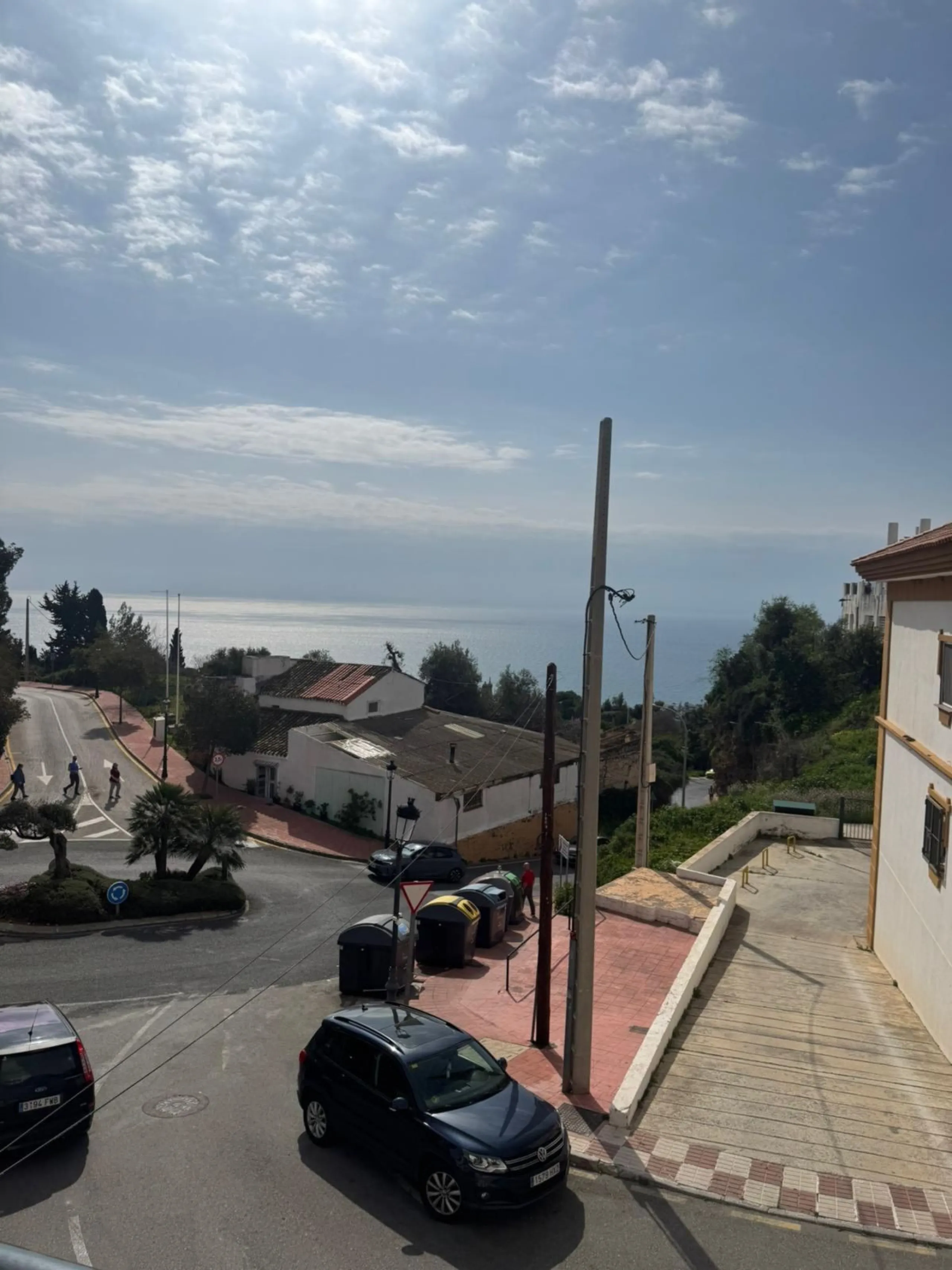Beautiful 3-bedroom apartment with 2 bathrooms (one en suite), located in Benalmádena Pueblo, in a quiet area within walking distance to all amenities.
