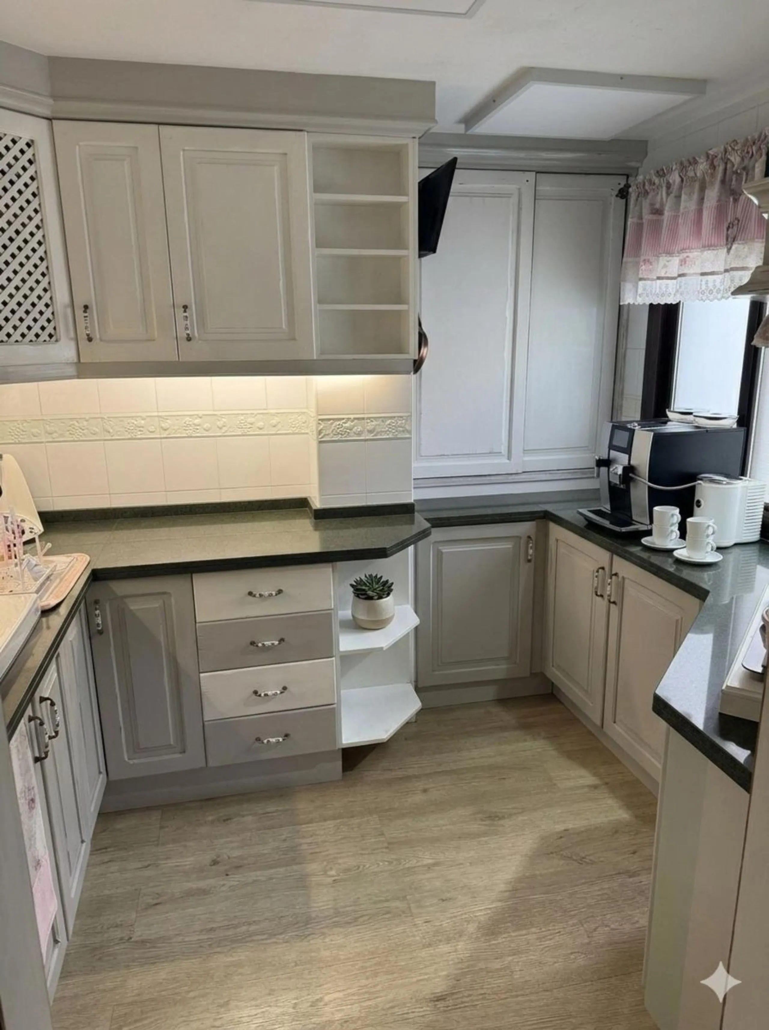 Beautiful 3-bedroom apartment with 2 bathrooms (one en suite), located in Benalmádena Pueblo, in a quiet area within walking distance to all amenities.