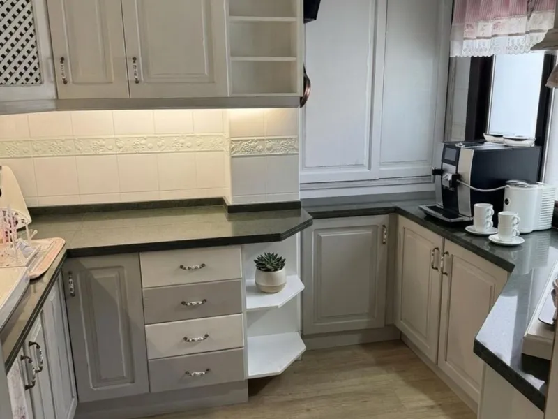 Beautiful 3-bedroom apartment with 2 bathrooms (one en suite), located in Benalmádena Pueblo, in a quiet area within walking distance to all amenities.