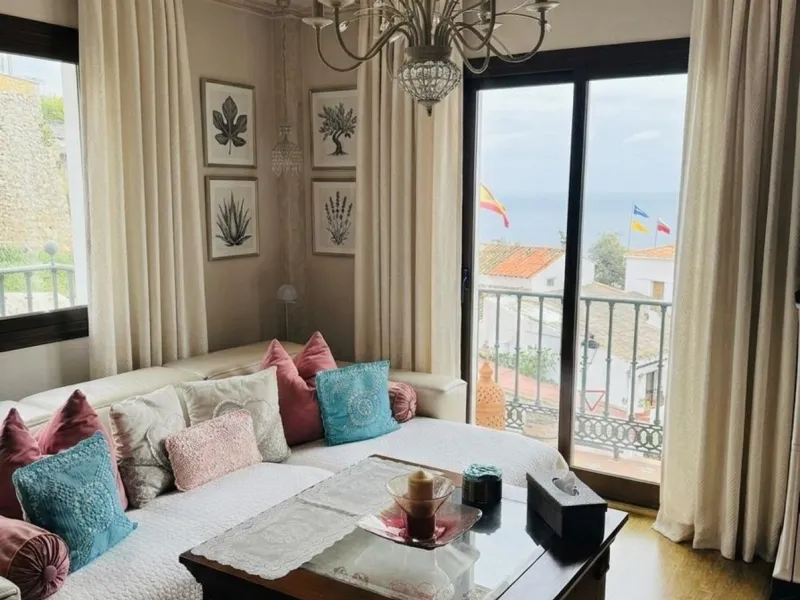 Beautiful 3-bedroom apartment with 2 bathrooms (one en suite), located in Benalmádena Pueblo, in a quiet area within walking distance to all amenities.