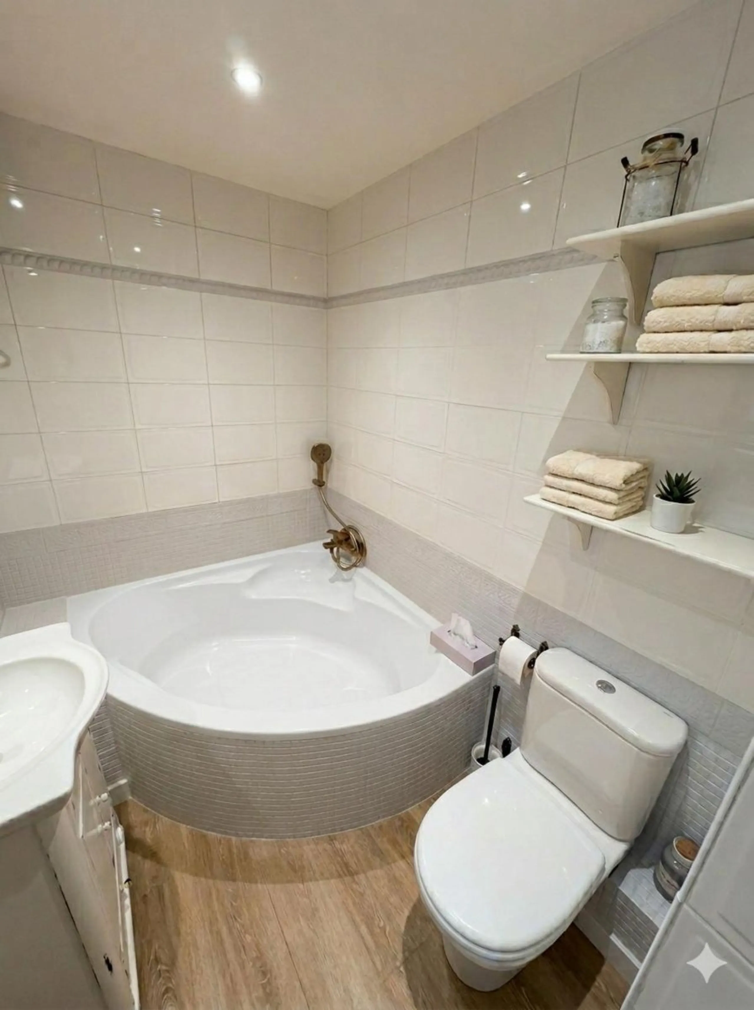 Beautiful 3-bedroom apartment with 2 bathrooms (one en suite), located in Benalmádena Pueblo, in a quiet area within walking distance to all amenities.