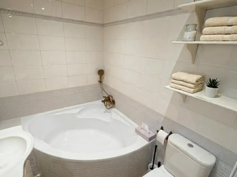 Beautiful 3-bedroom apartment with 2 bathrooms (one en suite), located in Benalmádena Pueblo, in a quiet area within walking distance to all amenities.