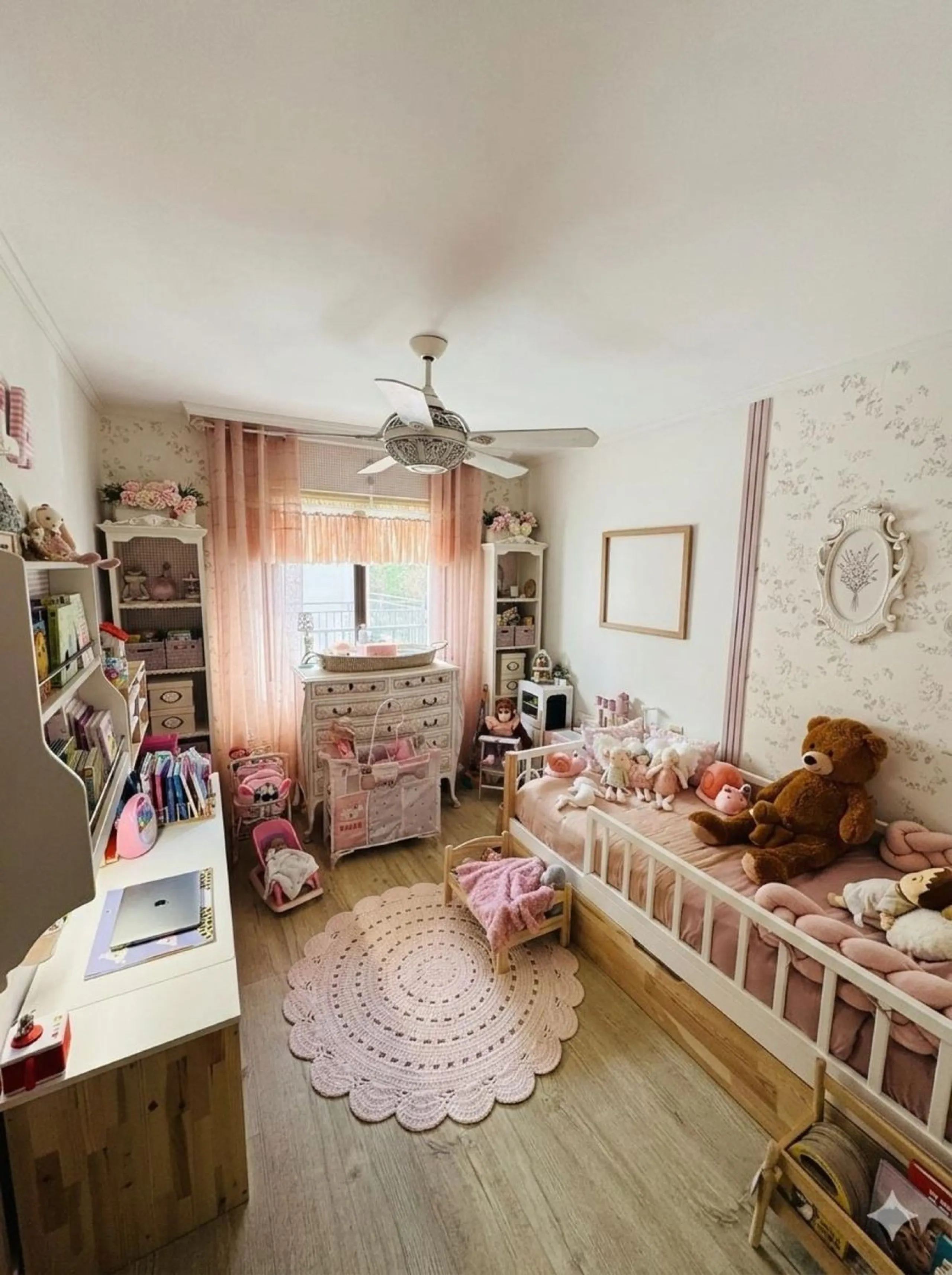 Beautiful 3-bedroom apartment with 2 bathrooms (one en suite), located in Benalmádena Pueblo, in a quiet area within walking distance to all amenities.