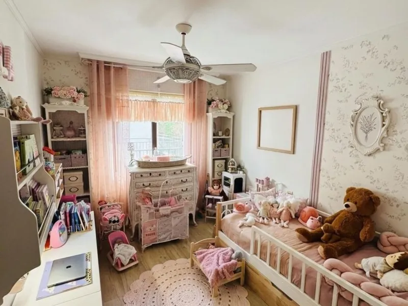 Beautiful 3-bedroom apartment with 2 bathrooms (one en suite), located in Benalmádena Pueblo, in a quiet area within walking distance to all amenities.