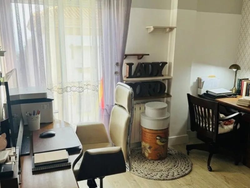Beautiful 3-bedroom apartment with 2 bathrooms (one en suite), located in Benalmádena Pueblo, in a quiet area within walking distance to all amenities.