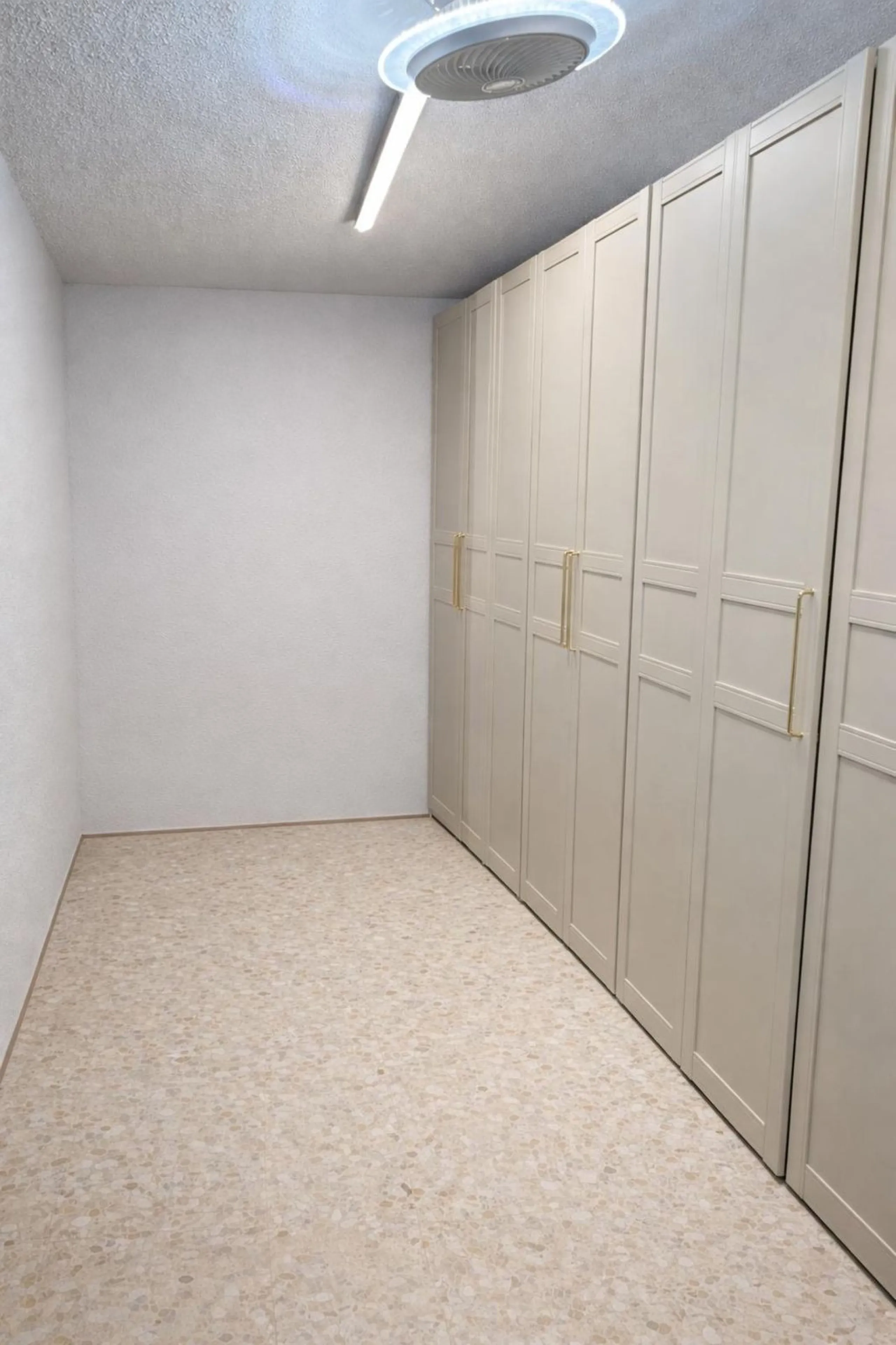 Beautiful 3-bedroom apartment with 2 bathrooms (one en suite), located in Benalmádena Pueblo, in a quiet area within walking distance to all amenities.