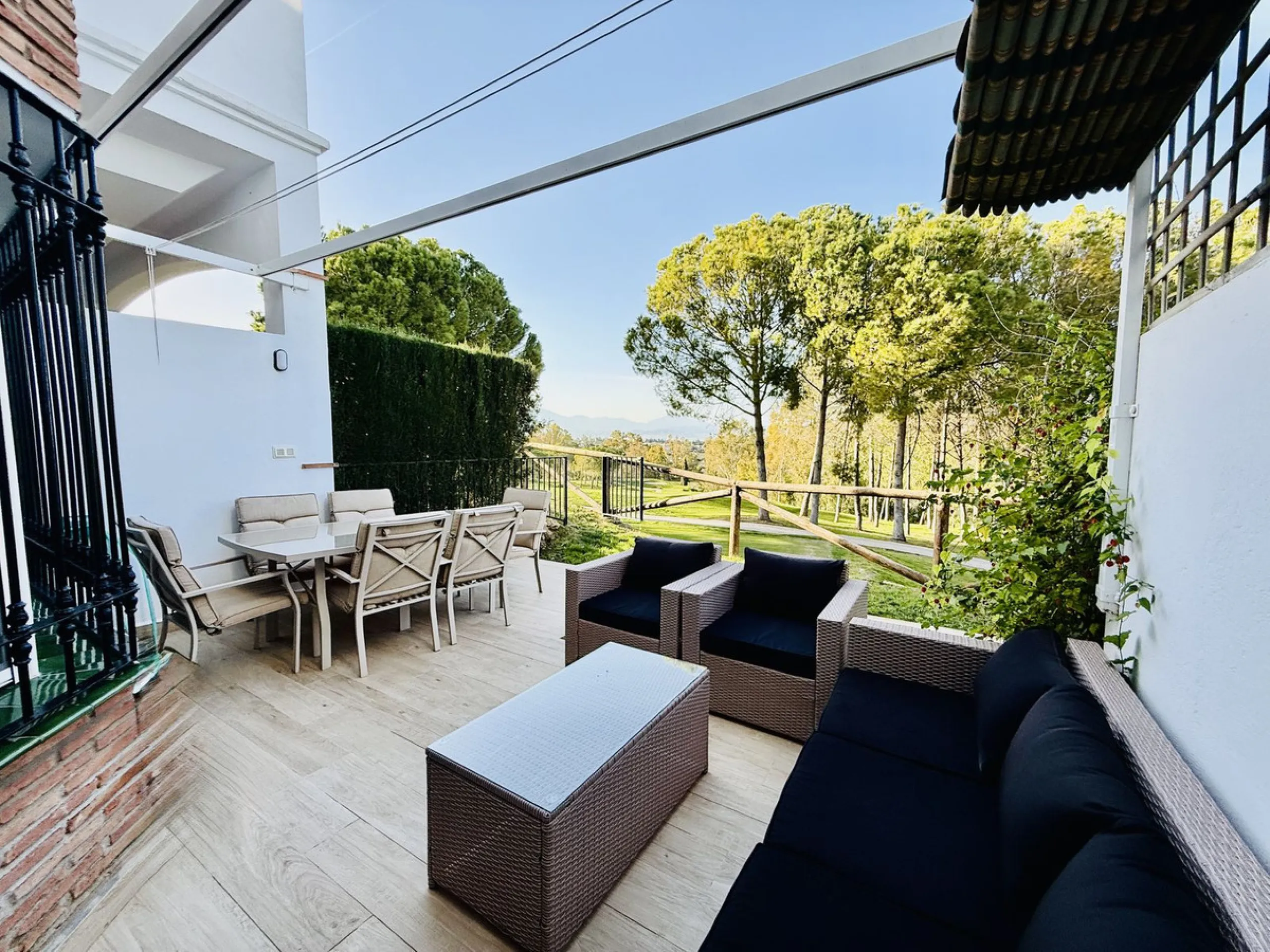 Semi-detached house with views of the golf course in a unique and privileged setting.