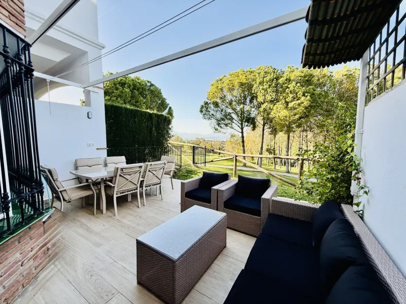 Semi-detached house with views of the golf course in a unique and privileged setting.