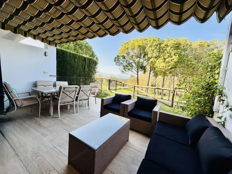 Semi-detached house with views of the golf course in a unique and privileged setting.