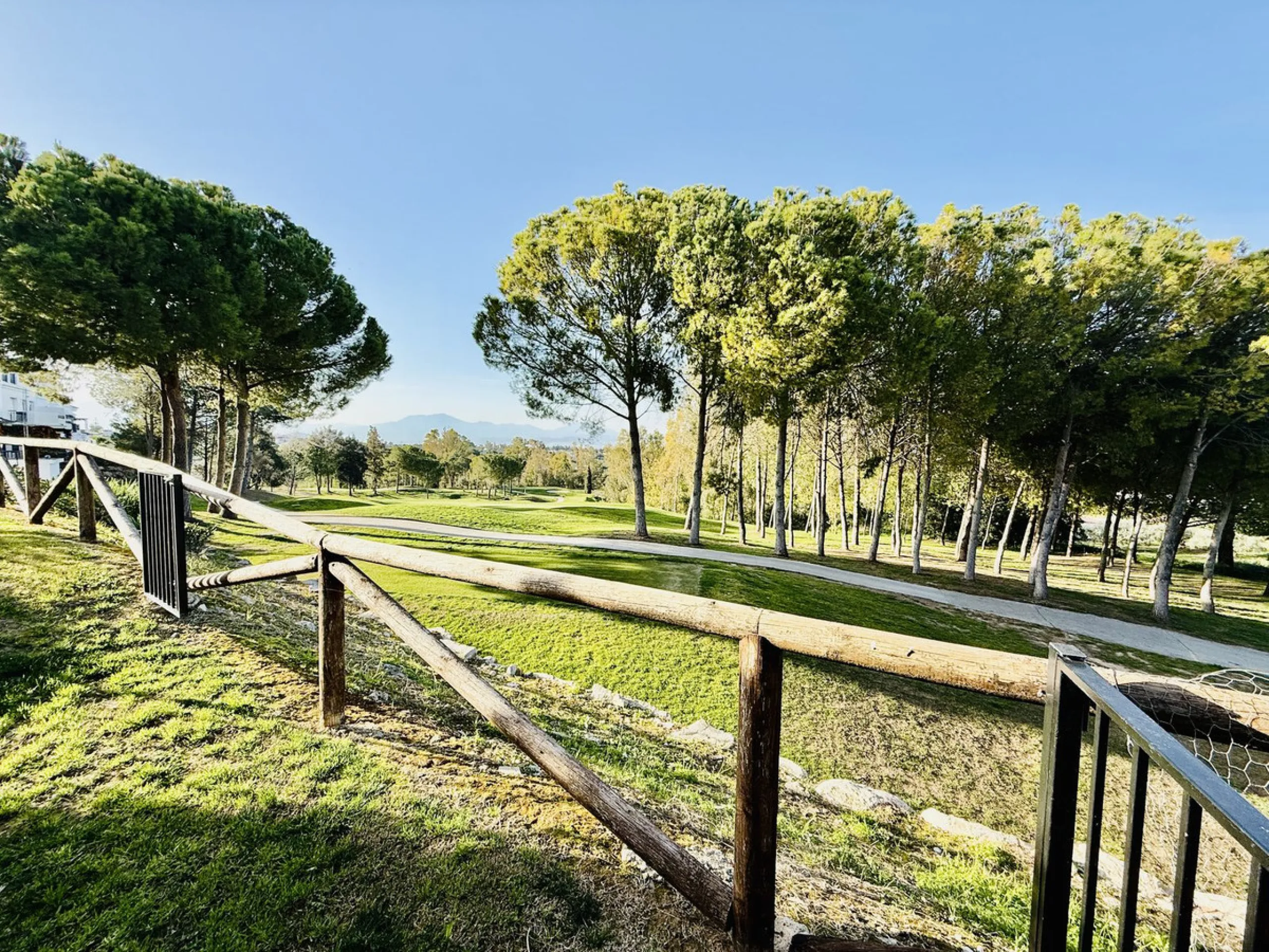 Semi-detached house with views of the golf course in a unique and privileged setting.