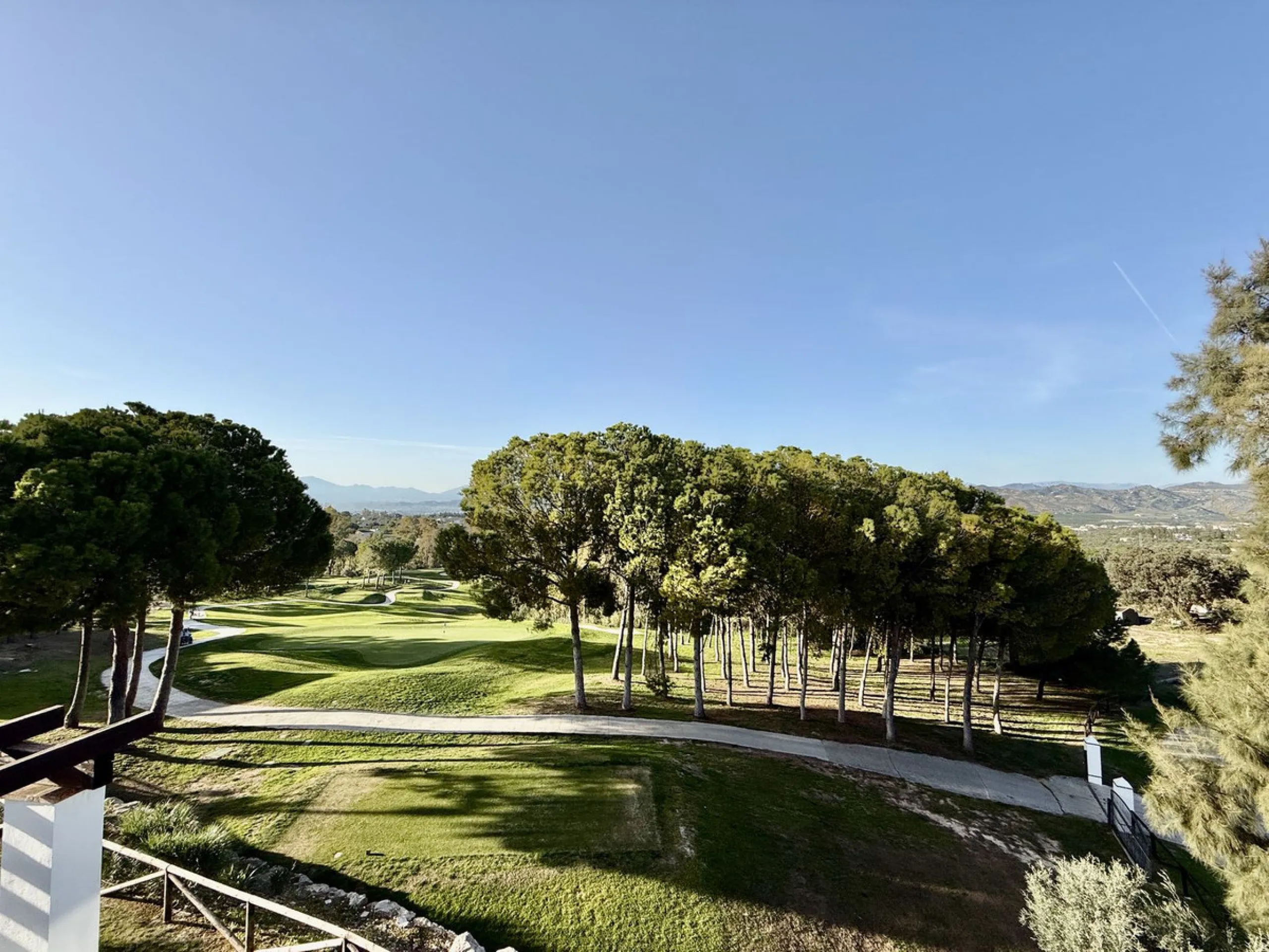 Semi-detached house with views of the golf course in a unique and privileged setting.