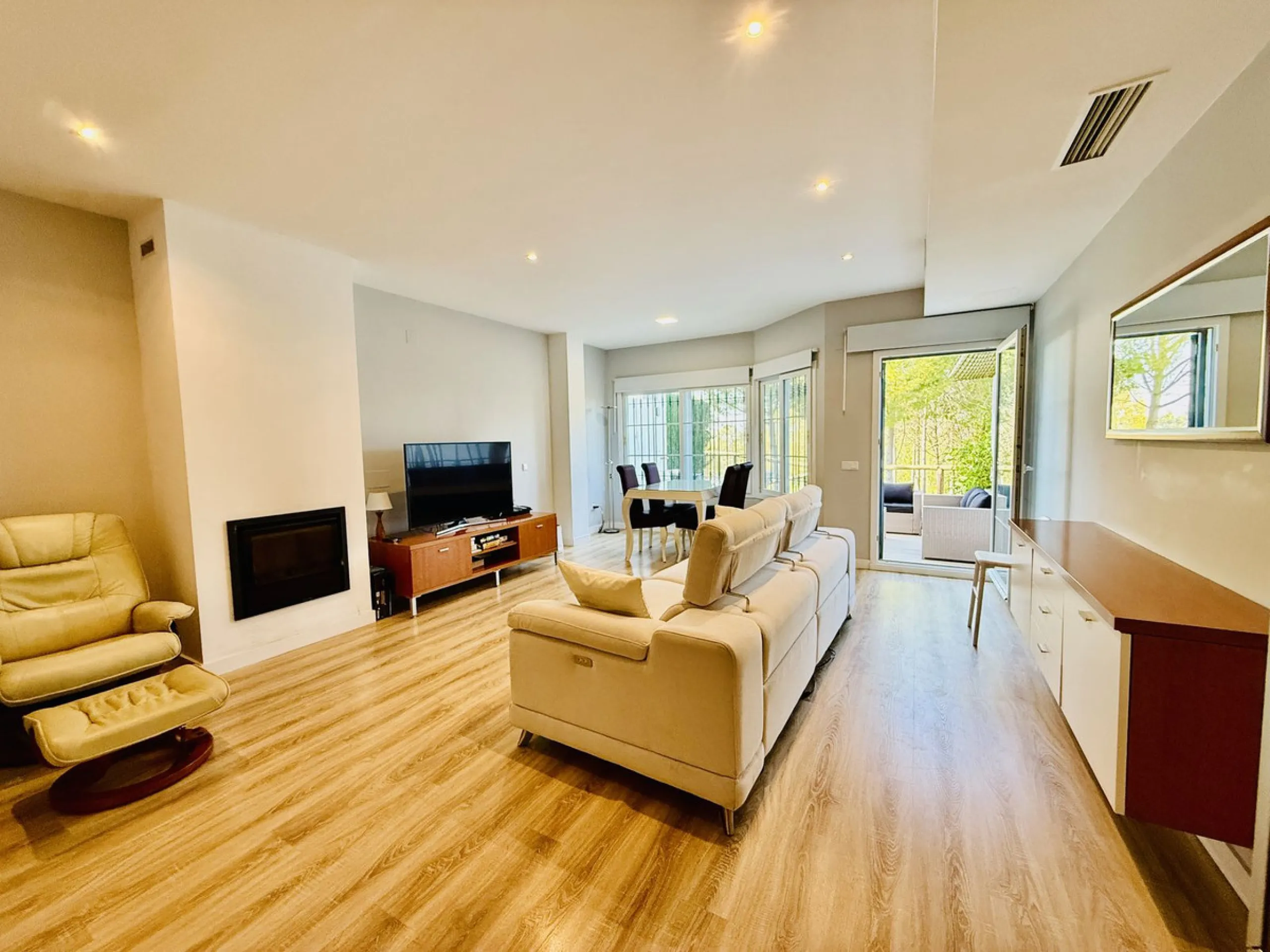 Semi-detached house with views of the golf course in a unique and privileged setting.