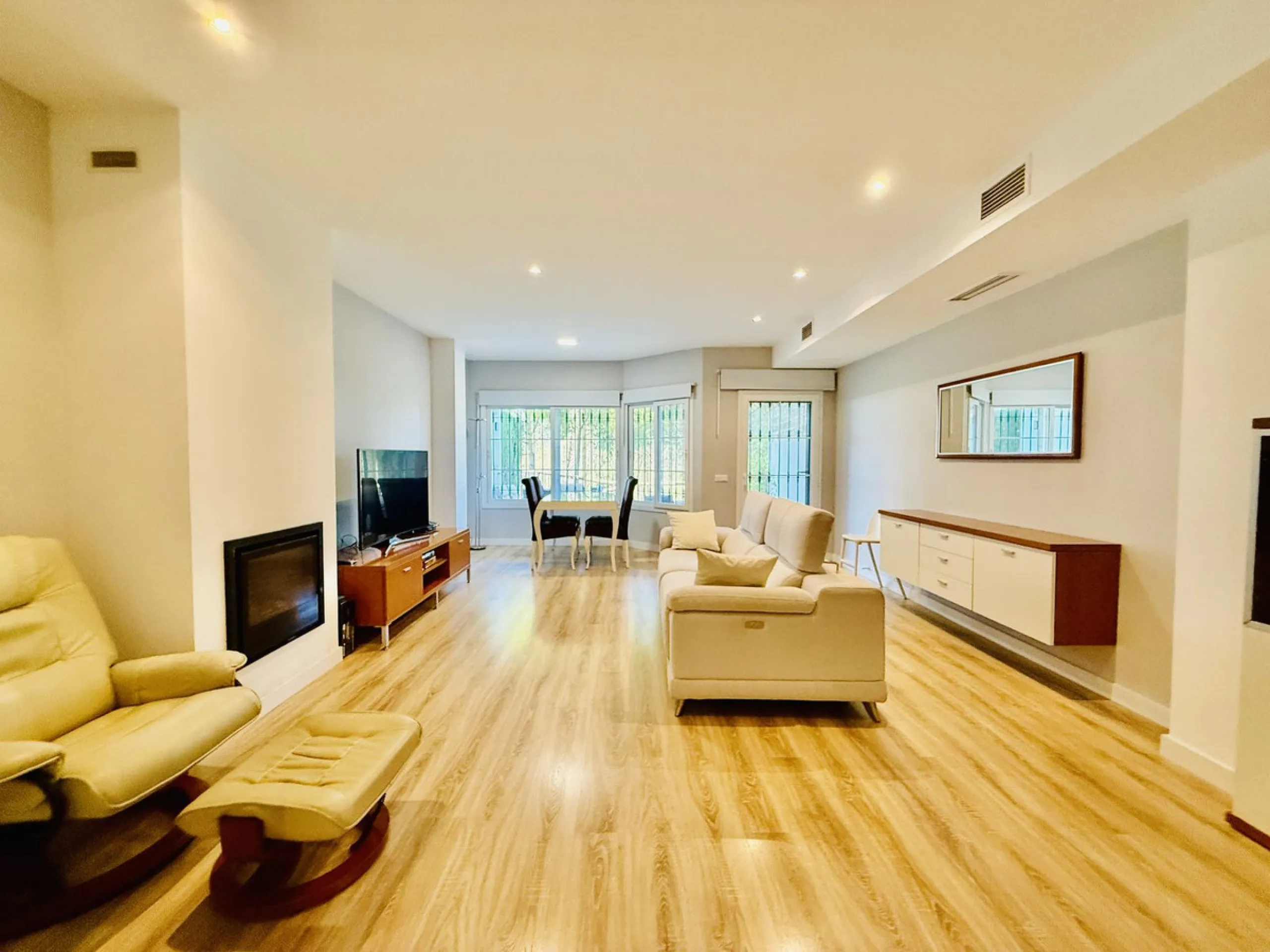 Semi-detached house with views of the golf course in a unique and privileged setting.