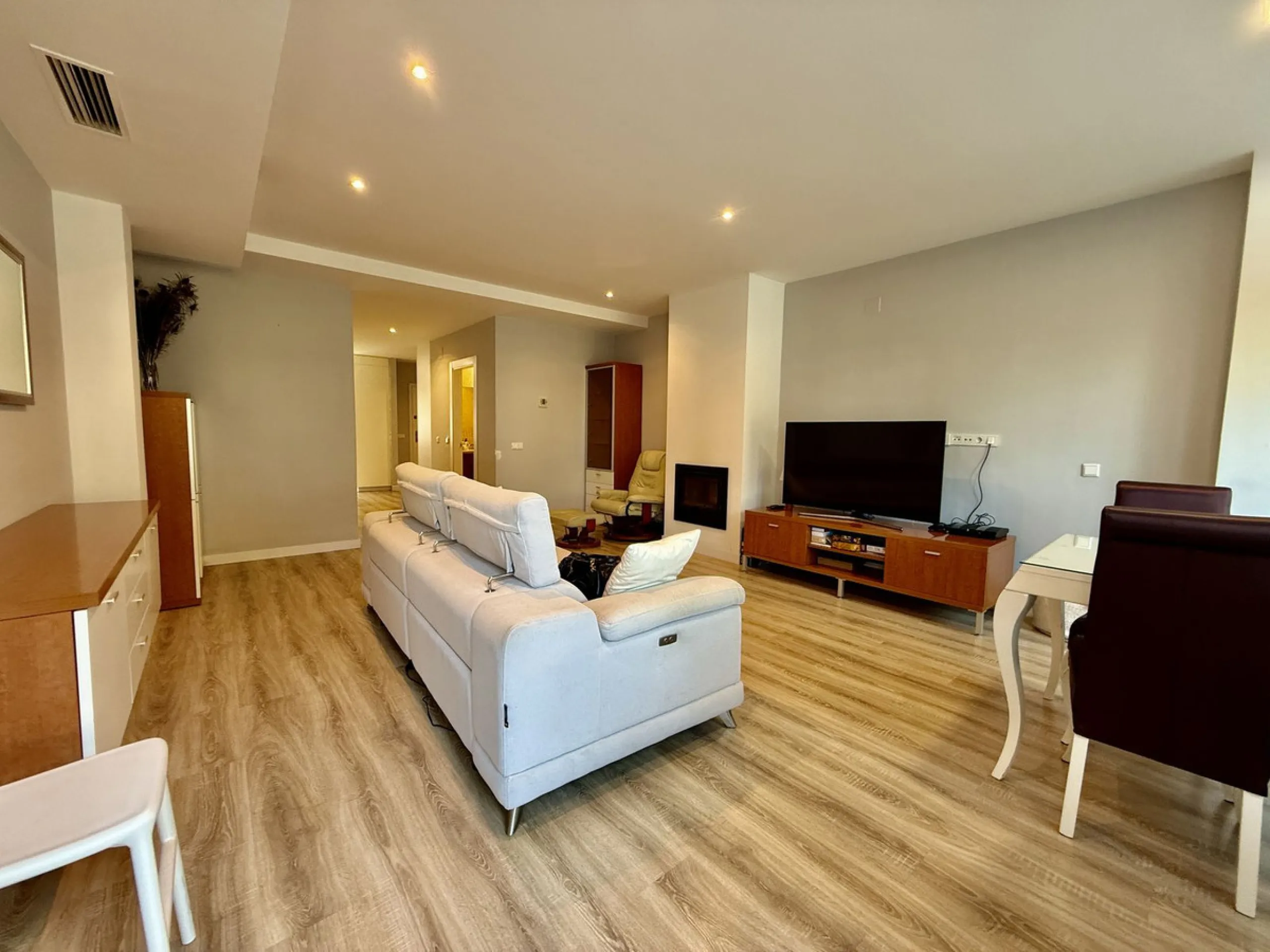 Semi-detached house with views of the golf course in a unique and privileged setting.
