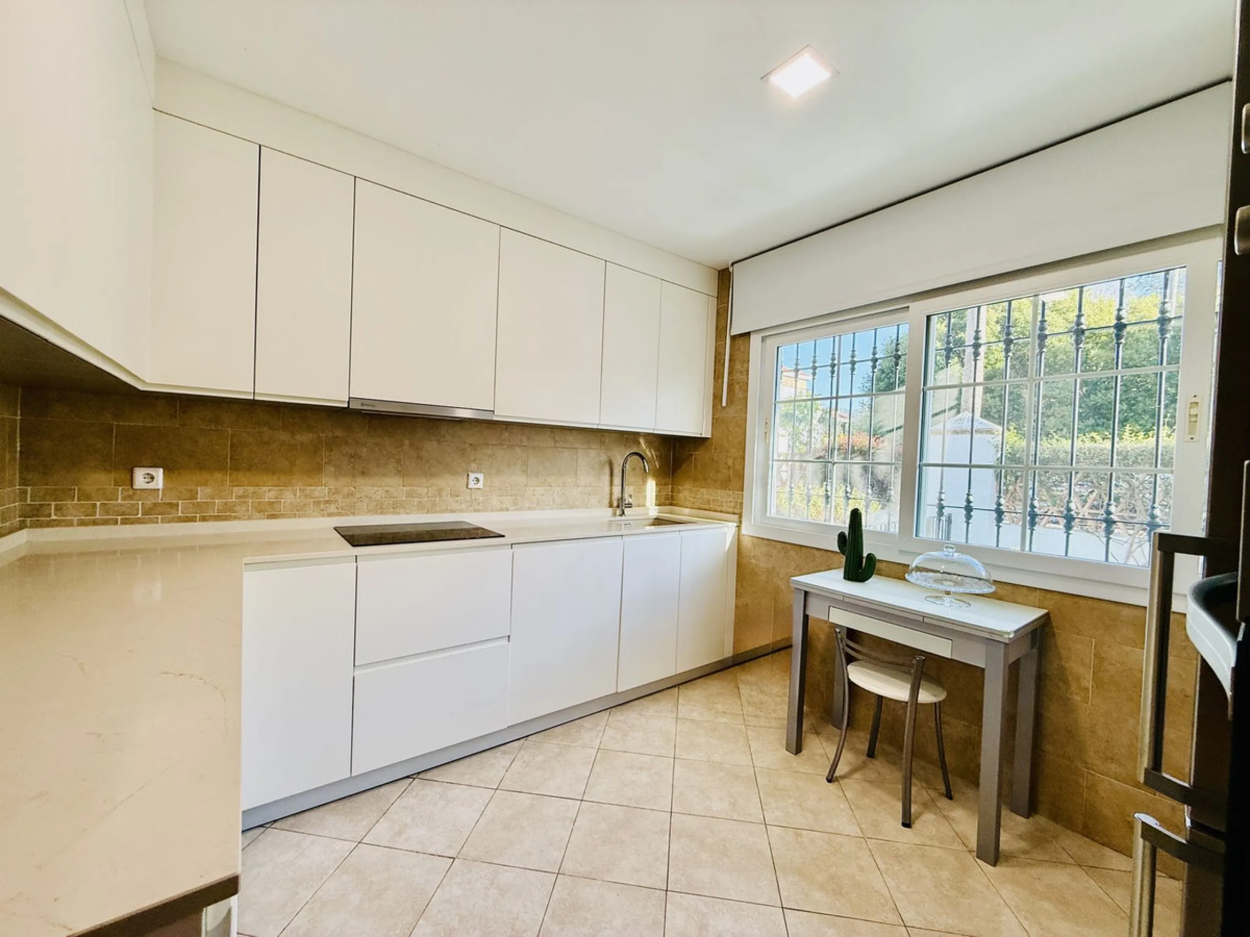 Semi-detached house with views of the golf course in a unique and privileged setting.