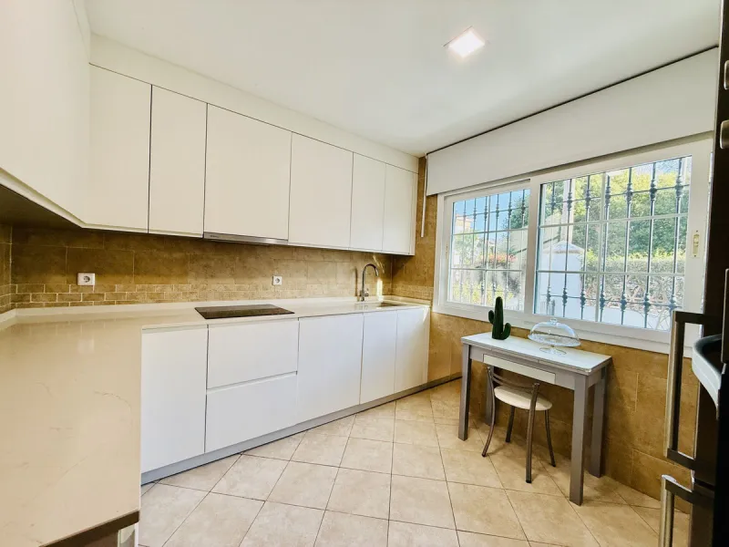 Semi-detached house with views of the golf course in a unique and privileged setting.