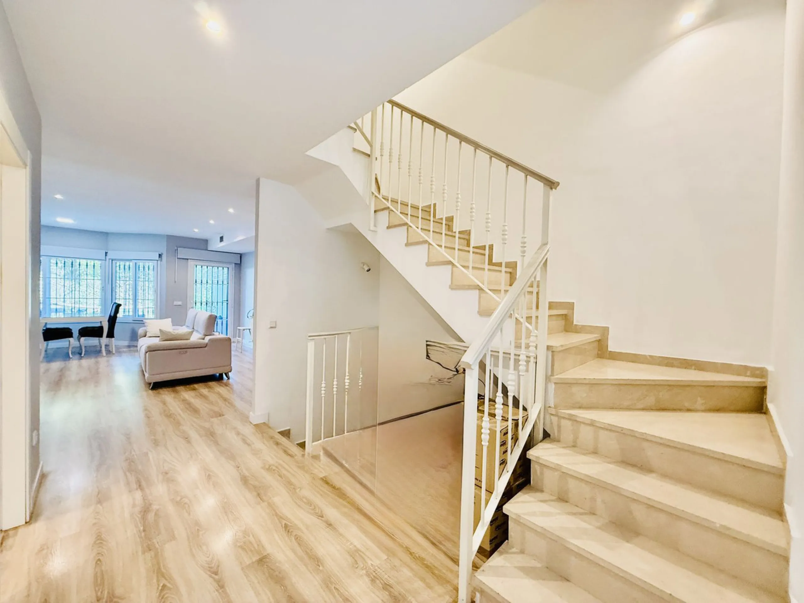 Semi-detached house with views of the golf course in a unique and privileged setting.