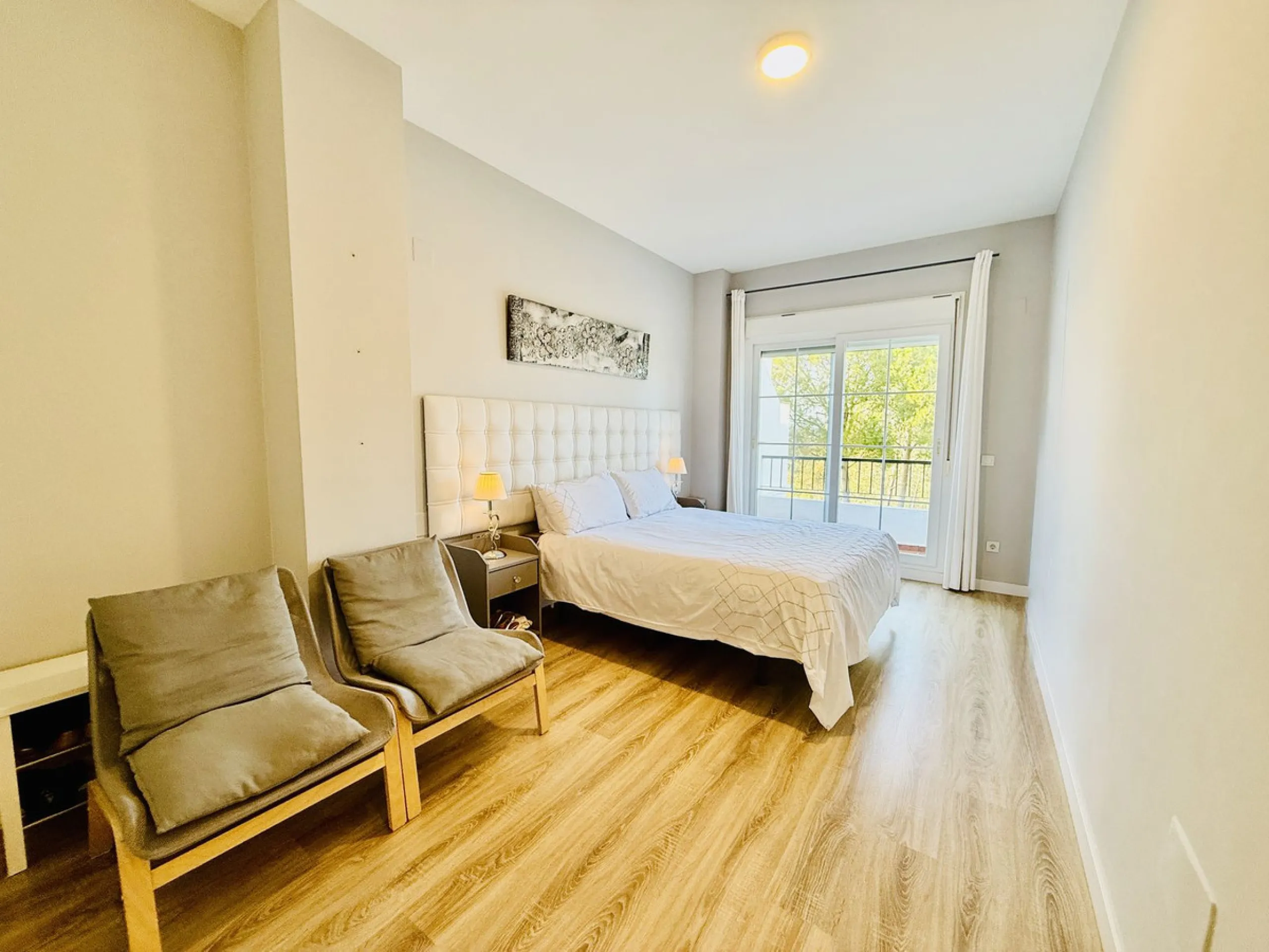 Semi-detached house with views of the golf course in a unique and privileged setting.