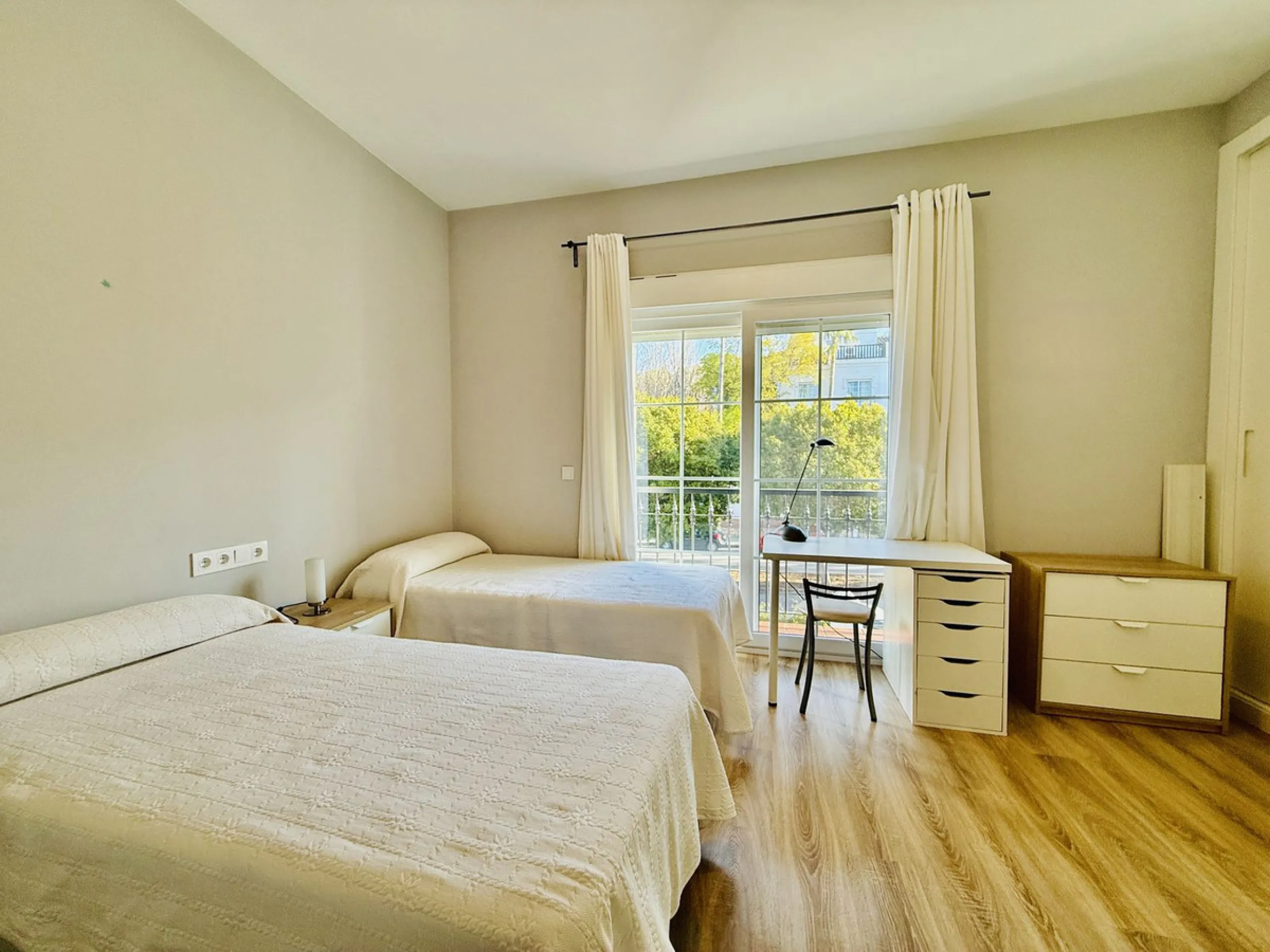 Semi-detached house with views of the golf course in a unique and privileged setting.