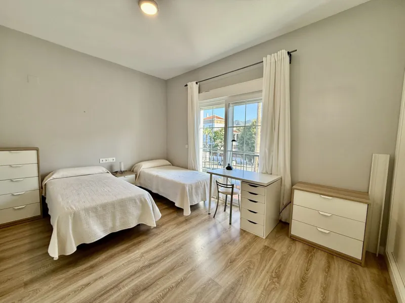 Semi-detached house with views of the golf course in a unique and privileged setting.