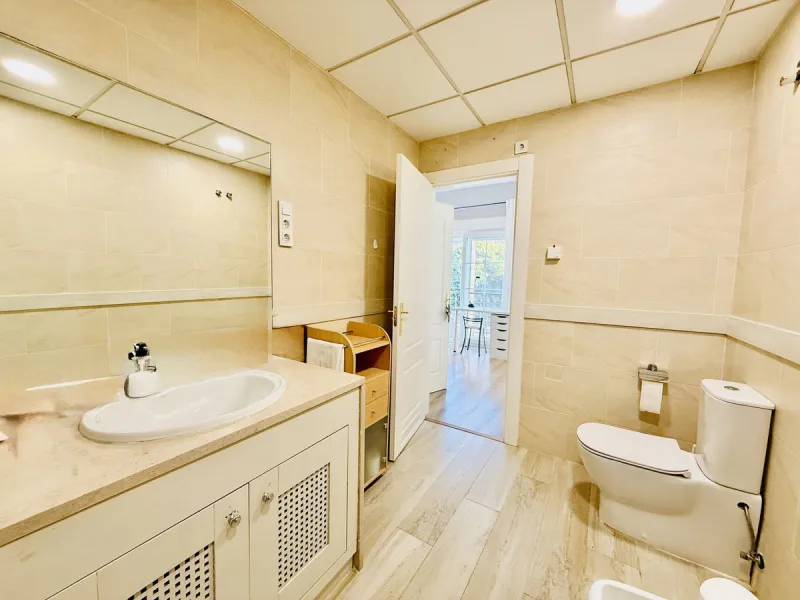 Semi-detached house with views of the golf course in a unique and privileged setting.