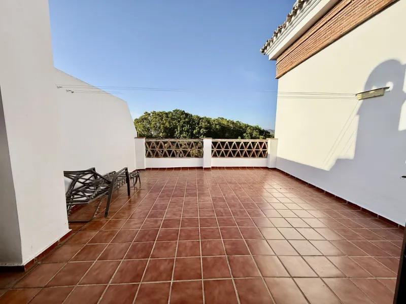 Semi-detached house with views of the golf course in a unique and privileged setting.