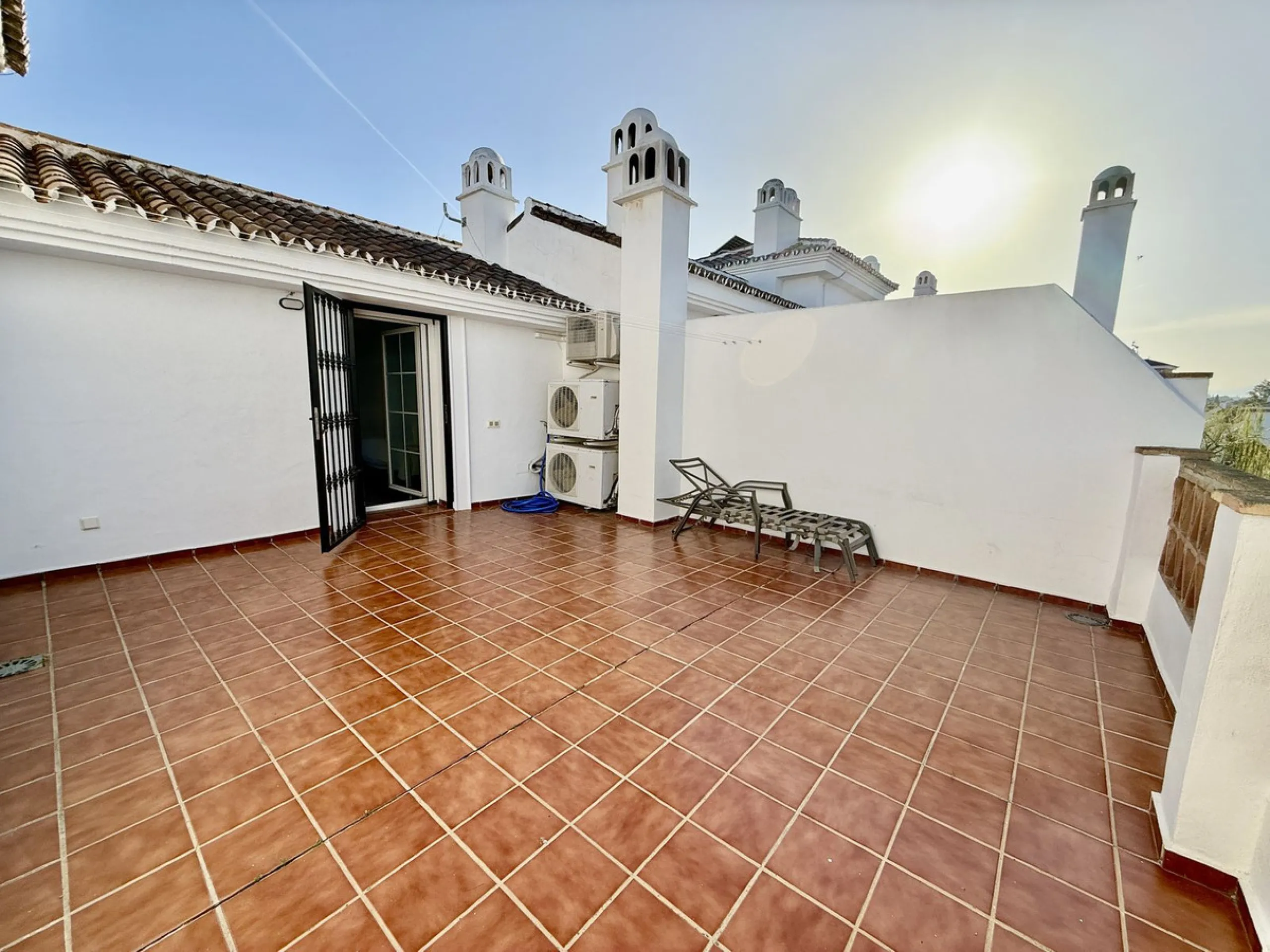 Semi-detached house with views of the golf course in a unique and privileged setting.
