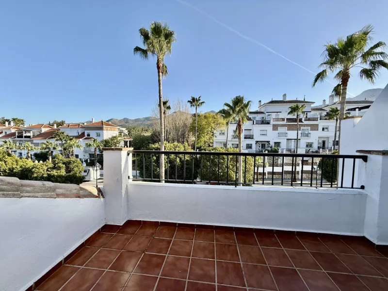 Semi-detached house with views of the golf course in a unique and privileged setting.