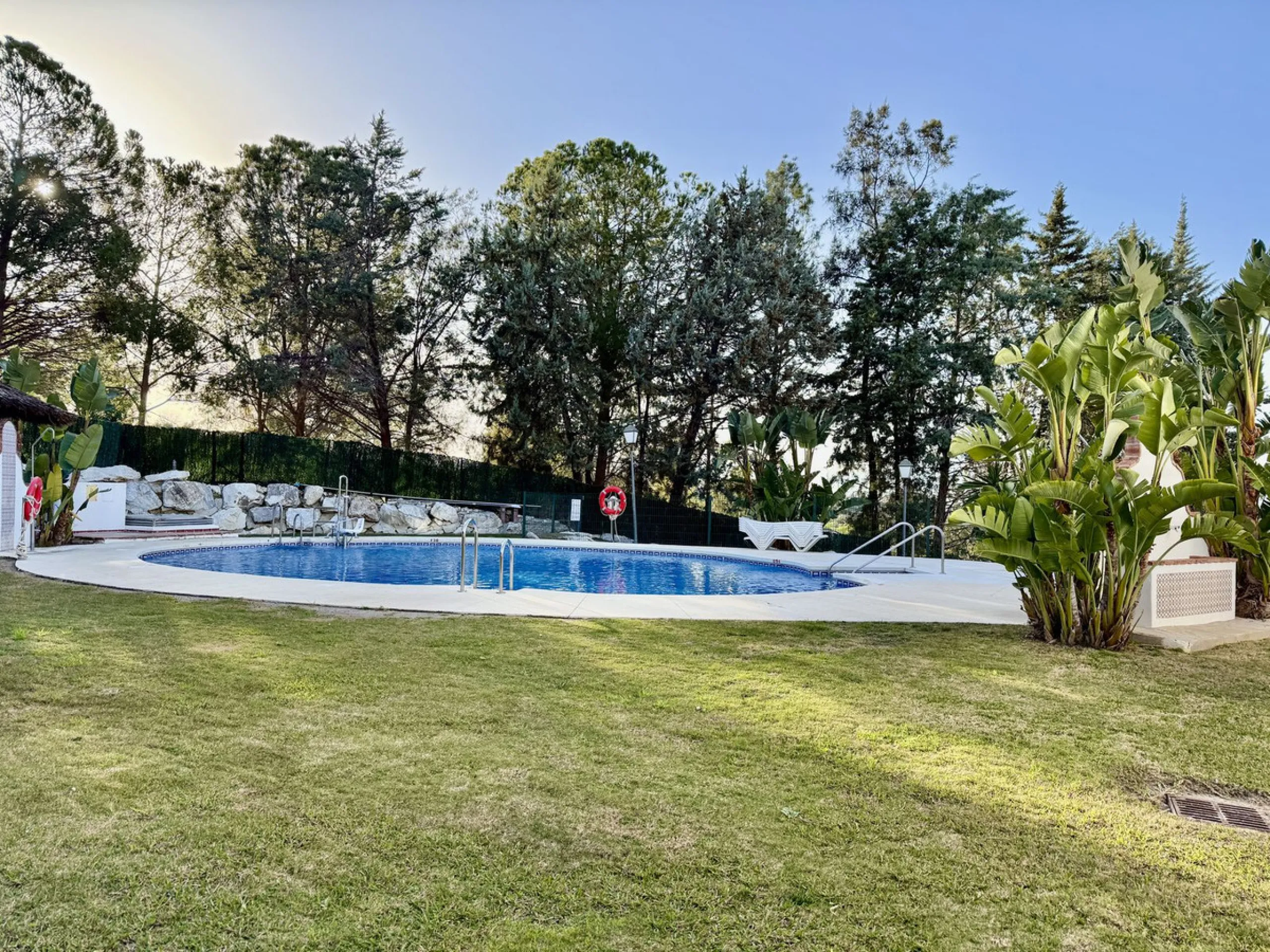 Semi-detached house with views of the golf course in a unique and privileged setting.