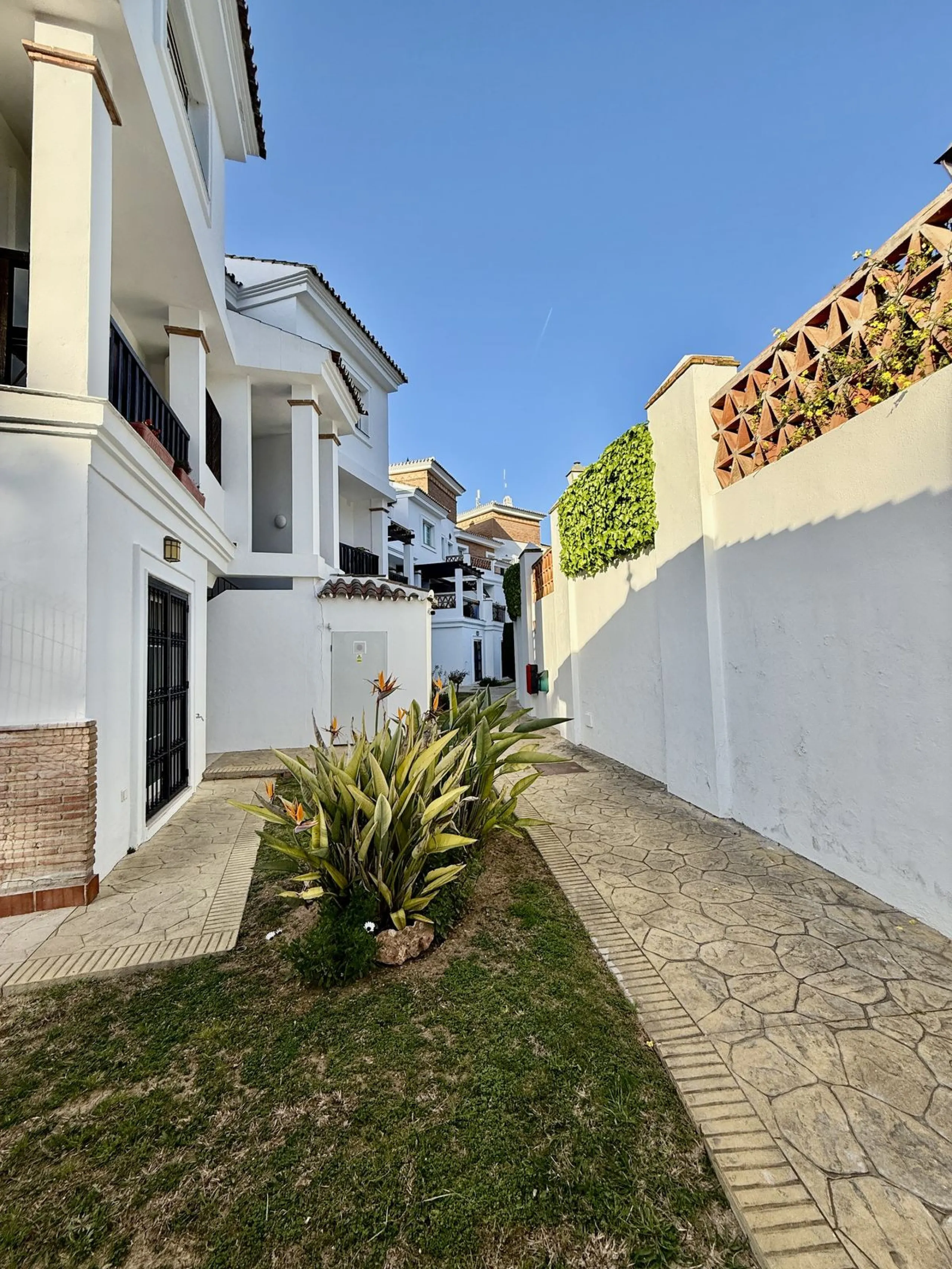 Semi-detached house with views of the golf course in a unique and privileged setting.