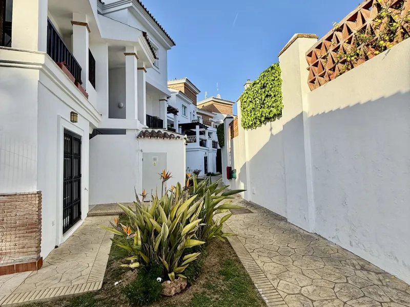 Semi-detached house with views of the golf course in a unique and privileged setting.